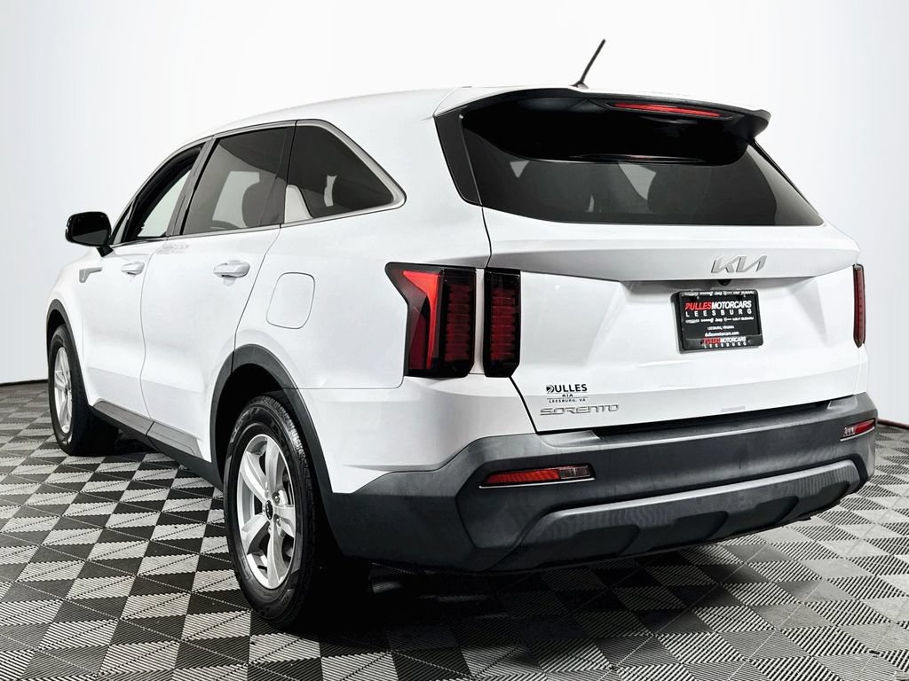 Used 2023 Kia Sorento LX FWD image 5