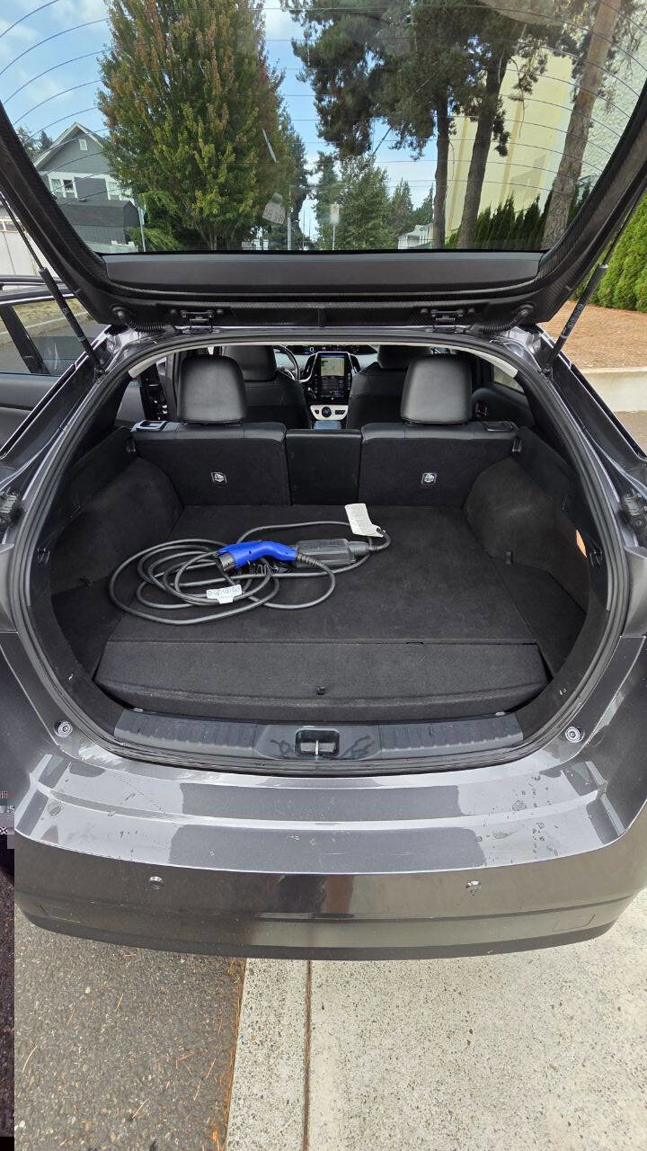 Used 2018 Toyota Prius Prime Advanced w/ Carpet Mat Package image 11