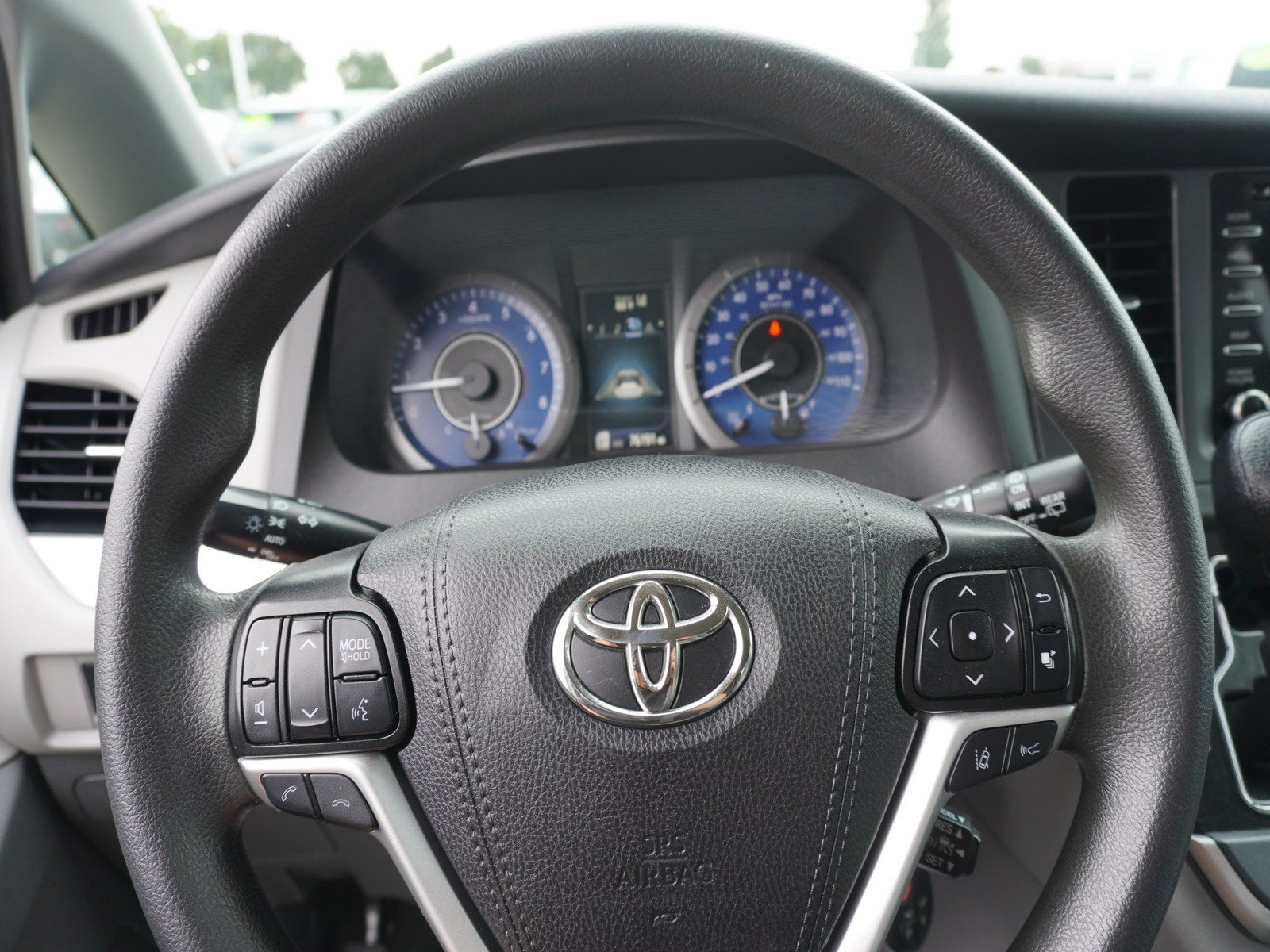 Used 2020 Toyota Sienna LE w/ Carpet Mat Package FWD image 23
