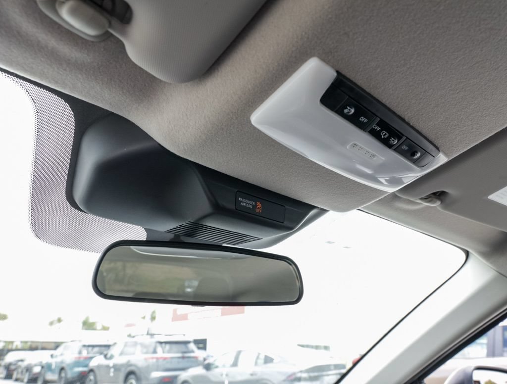 Used 2025 Nissan Kicks S AWD/4WD image 30