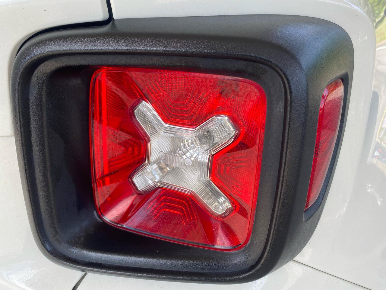 Used 2016 Jeep Renegade Latitude FWD image 27