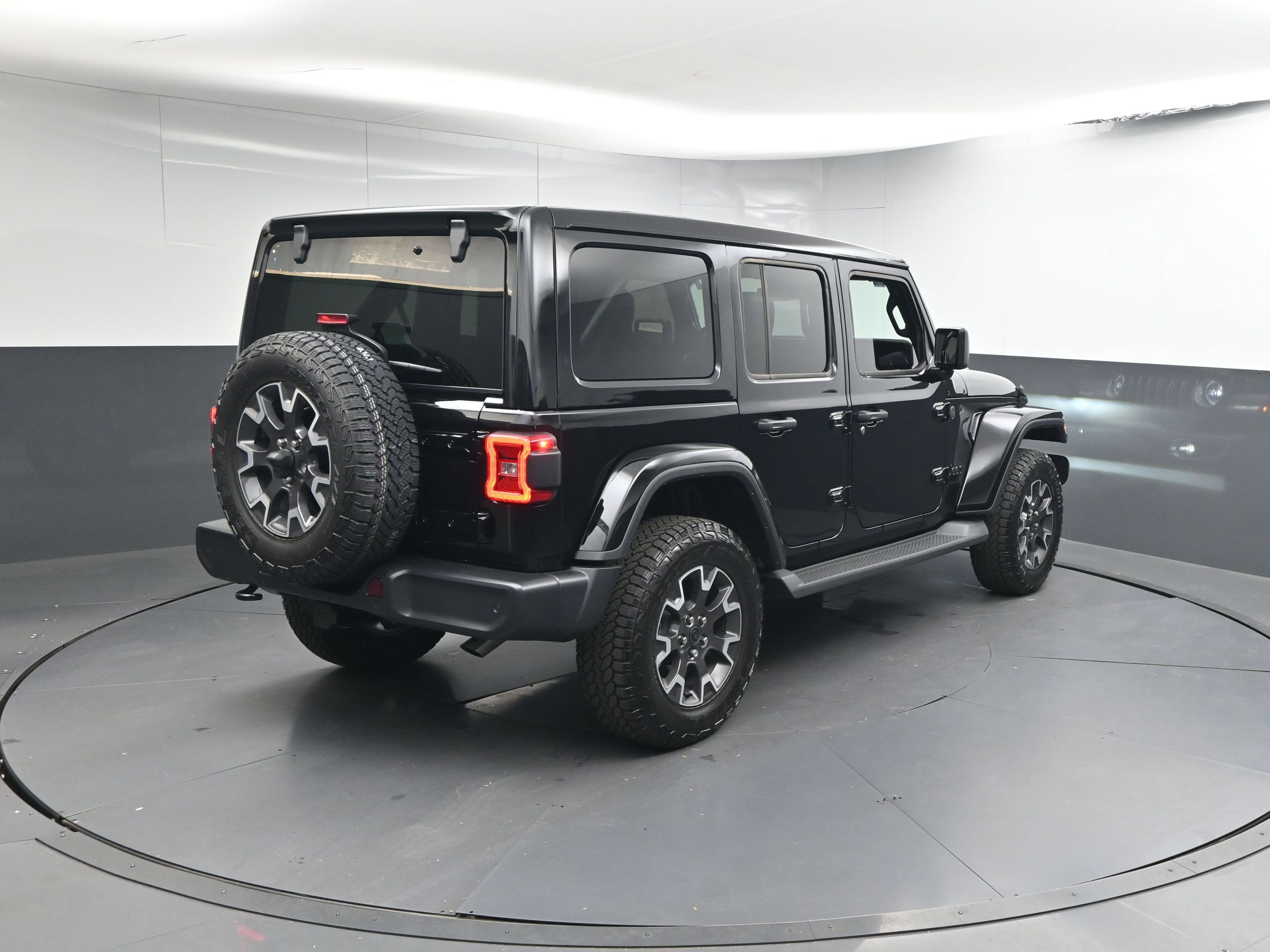 Used 2025 Jeep Wrangler Sahara image 24