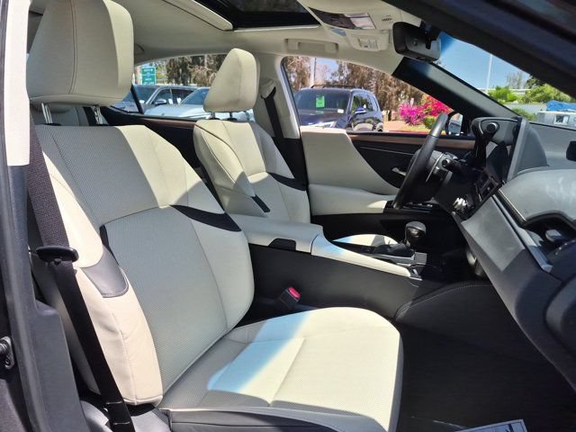 Used 2025 Lexus ES 300h w/ Premium Package FWD image 30