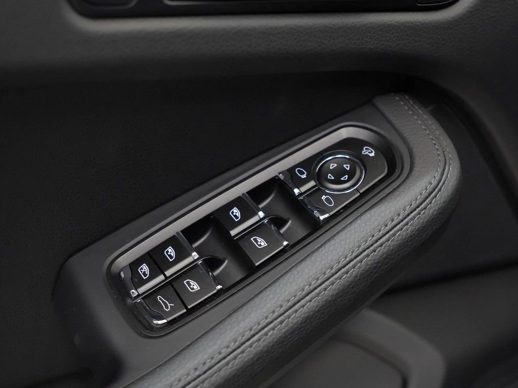 Certified 2025 Porsche Macan image 23