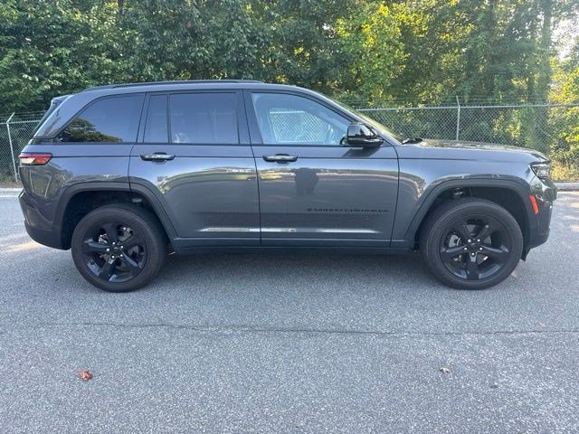 Used 2024 Jeep Grand Cherokee Altitude AWD/4WD image 12