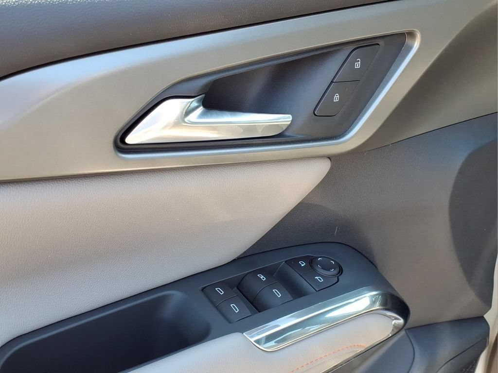 Used 2025 Chevrolet Traverse LT FWD image 14