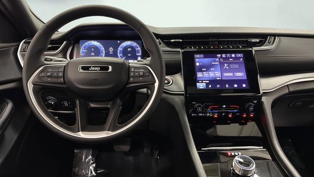 Used 2024 Jeep Grand Cherokee Laredo X image 5