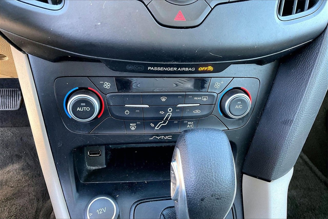 Used 2018 Ford Focus SE w/ SE Appearance Package image 17