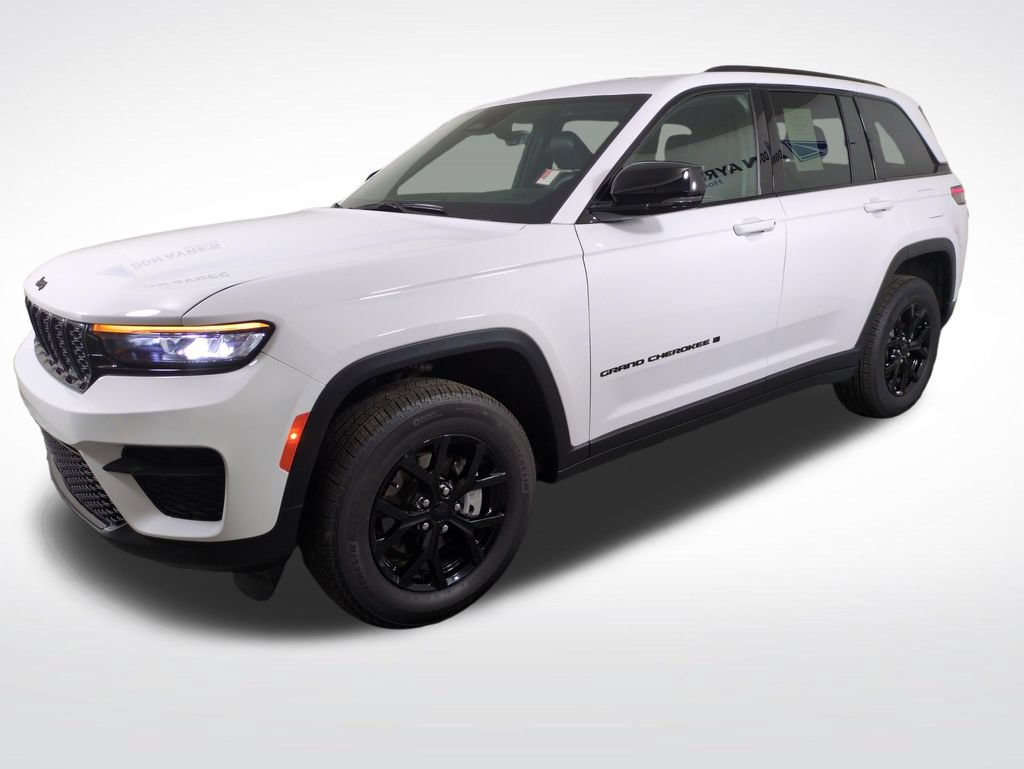Used 2025 Jeep Grand Cherokee Altitude w/ Trailer Tow Package AWD/4WD image 1