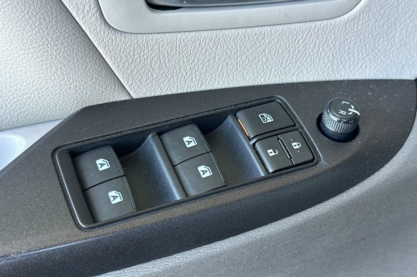 Certified 2018 Toyota Sienna LE w/ Carpet Mat Package FWD image 14