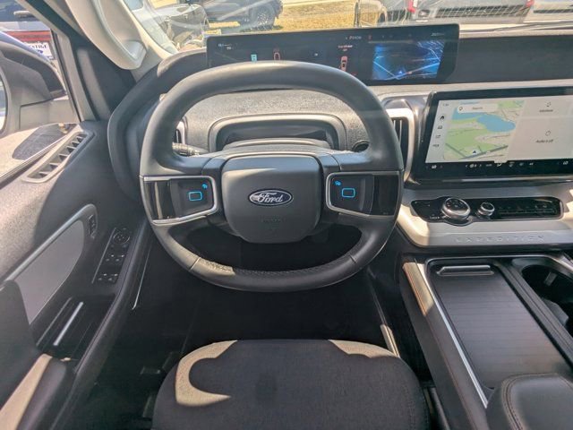 Used 2025 Ford Expedition Active RWD image 18