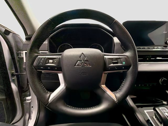 Used 2023 Mitsubishi Outlander SE image 10