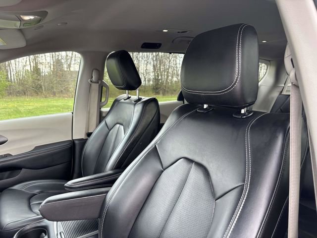 Used 2023 Chrysler Pacifica Touring-L FWD image 6