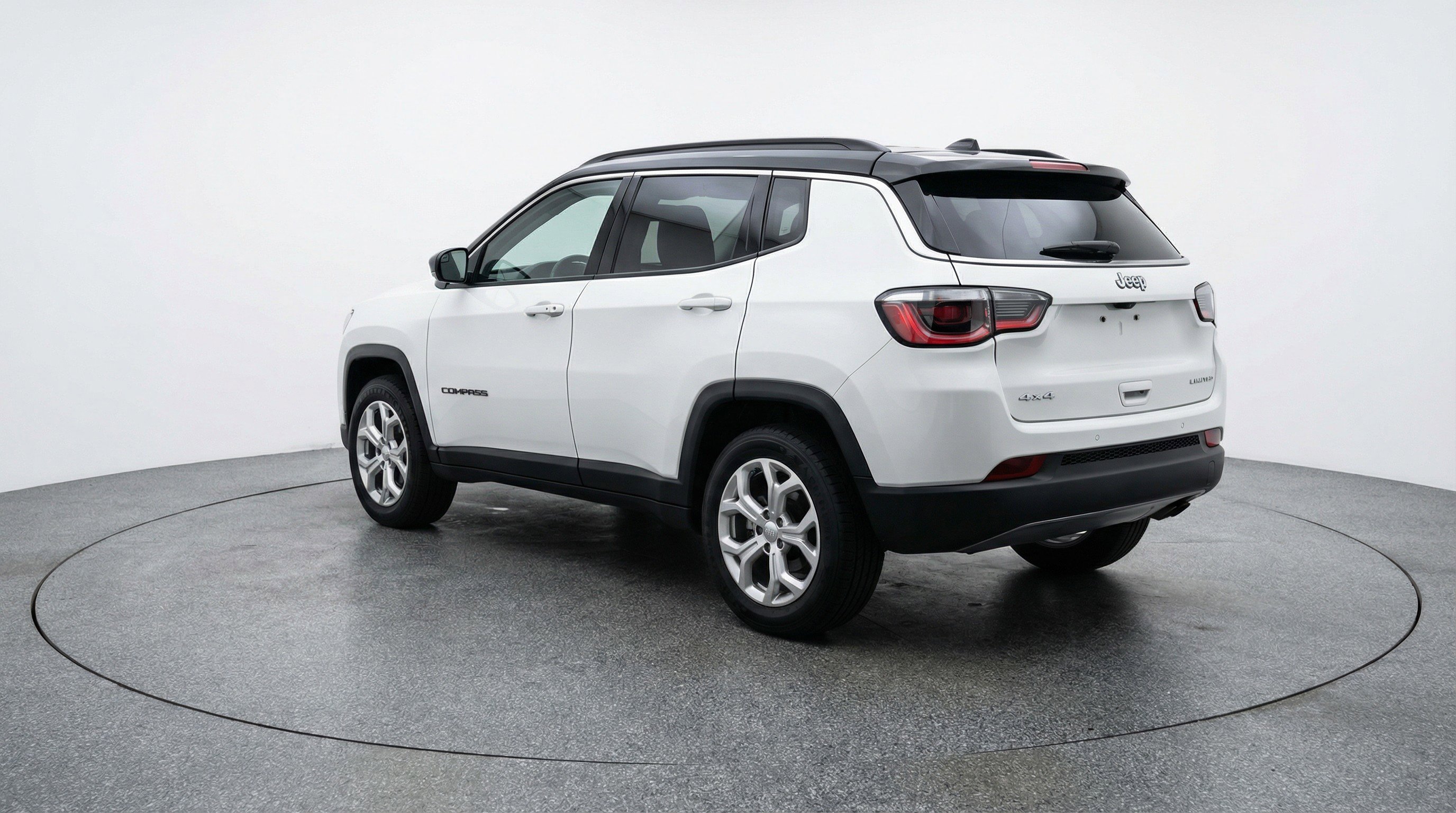 Used 2025 Jeep Compass Latitude AWD/4WD image 6