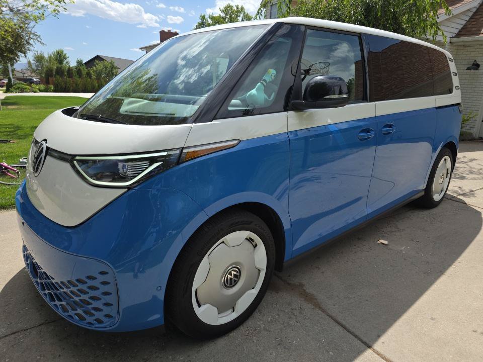 Used 2025 Volkswagen ID. Buzz 1st Edition AWD/4WD image 2