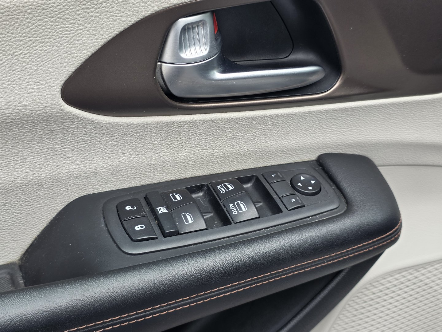 Used 2018 Chrysler Pacifica Touring-L w/ Premium Audio Group FWD image 24
