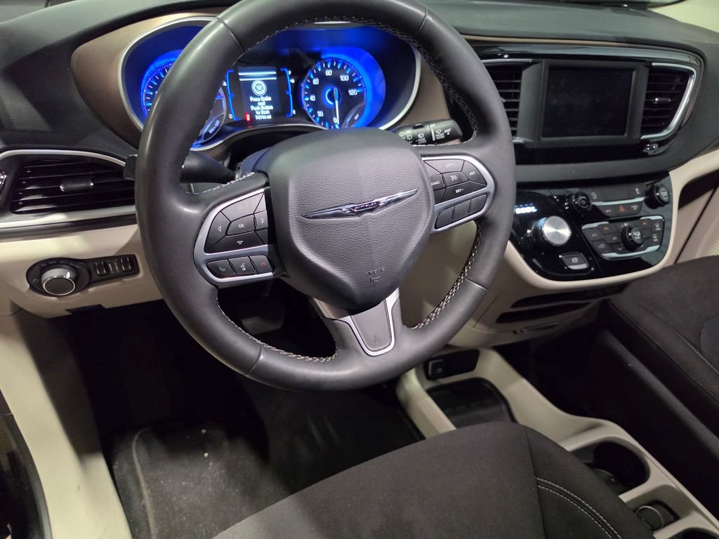 Used 2023 Chrysler Voyager LX FWD image 4