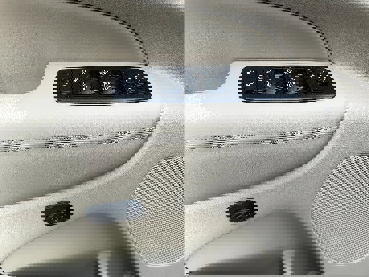 Used 2015 Jeep Grand Cherokee Overland w/ Advanced Technology Group image 17