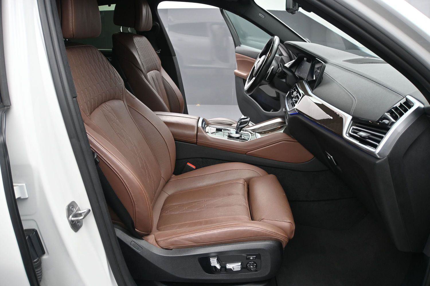 Used 2022 BMW X6 M50i w/ Executive Package AWD/4WD image 18