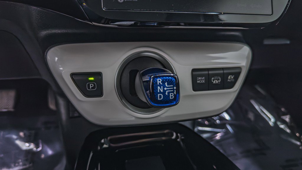 Used 2017 Toyota Prius Prime Premium image 31