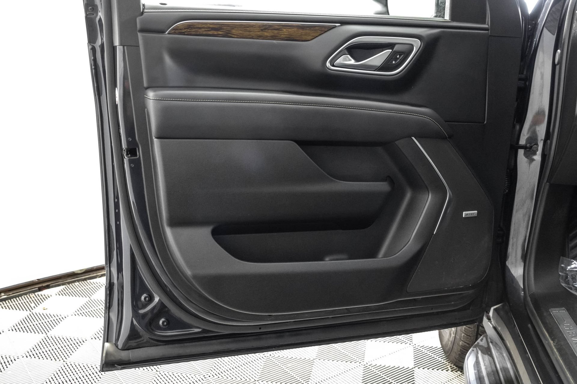 Used 2024 Chevrolet Suburban Premier w/ Premium Package AWD/4WD image 35