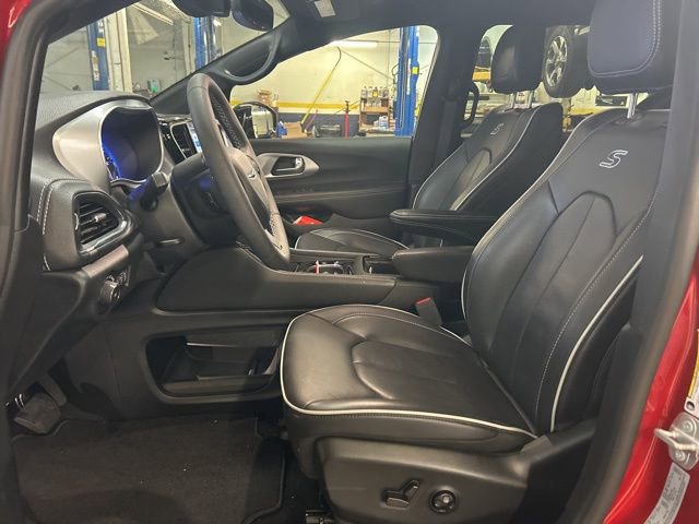 Used 2025 Chrysler Pacifica Limited image 15