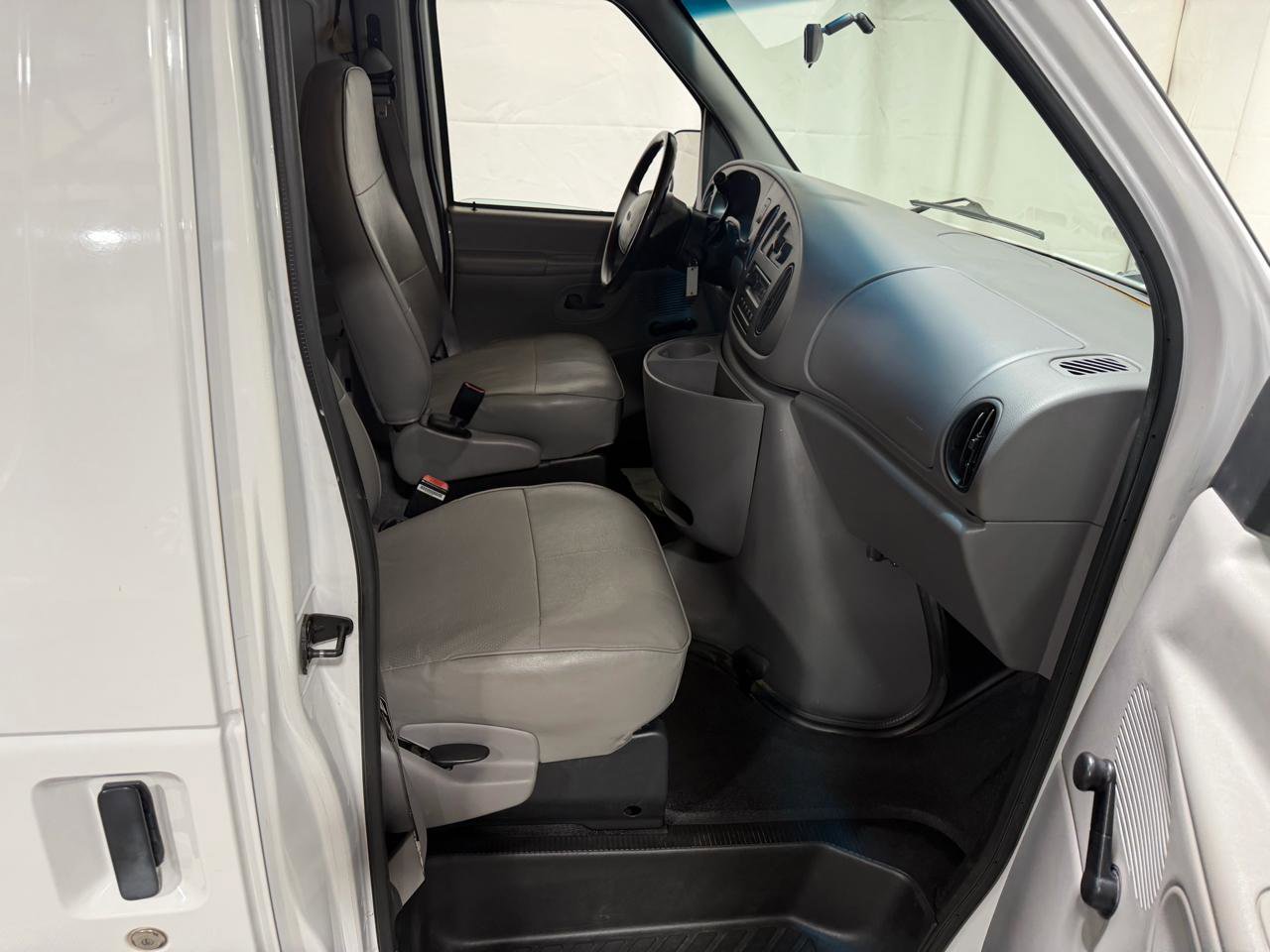 Used 1999 Ford E-150 and Econoline 150 RWD image 7