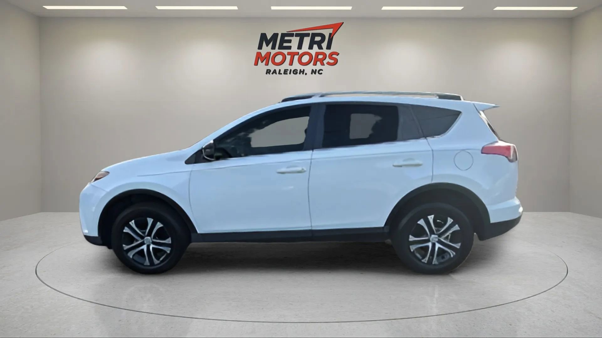 Used 2018 Toyota RAV4 LE image 6