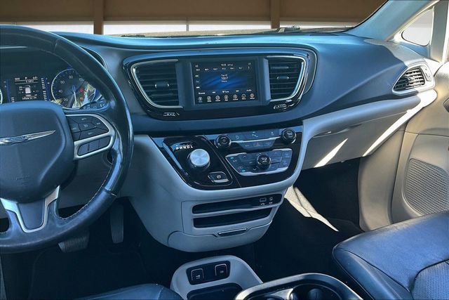 Used 2020 Chrysler Pacifica Touring-L image 6