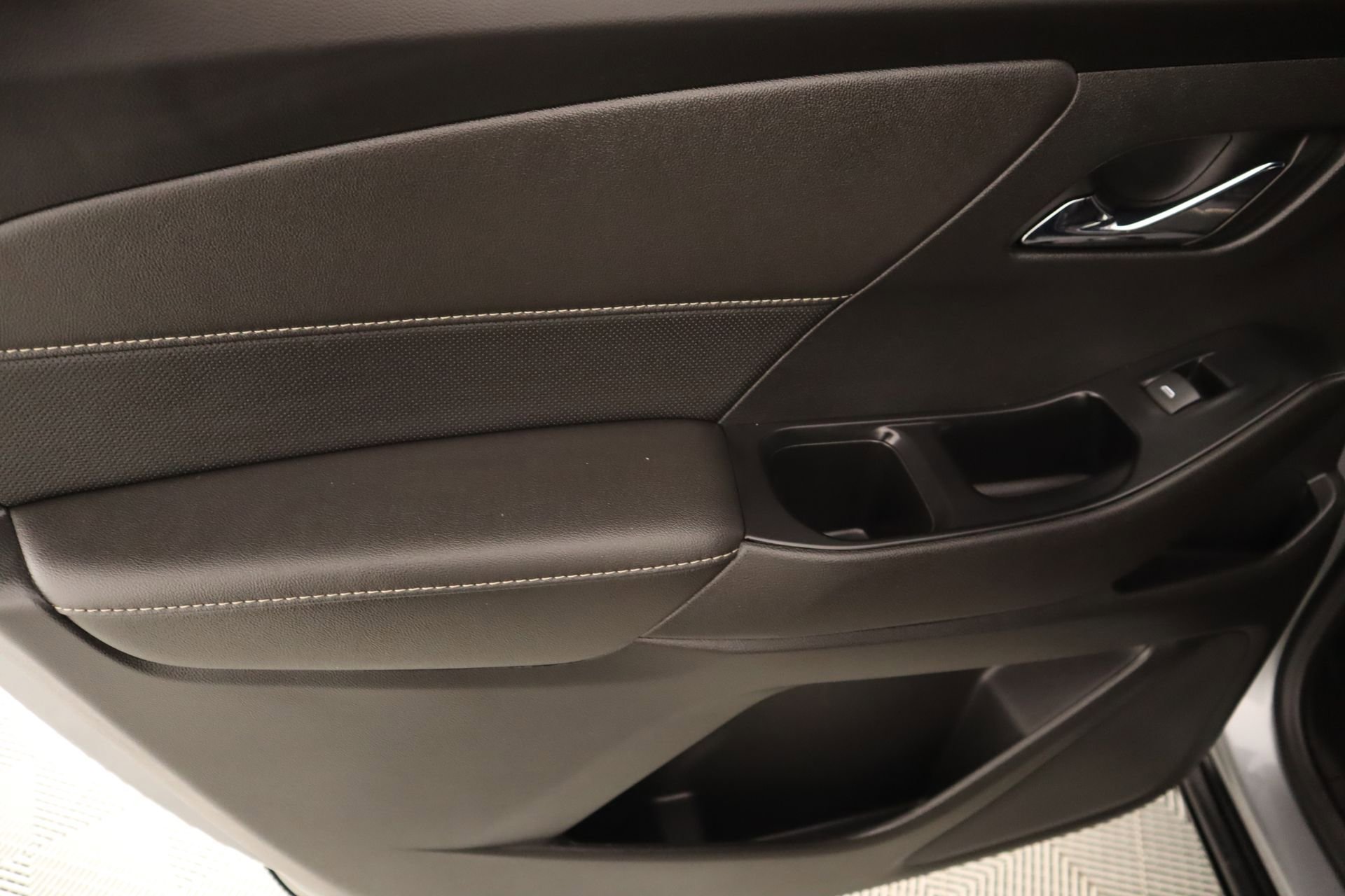 Used 2023 Chevrolet Traverse Premier w/ Redline Edition image 25