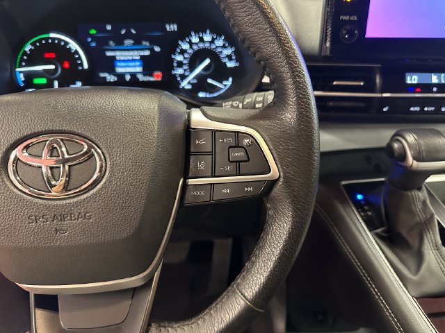 Certified 2025 Toyota Sienna XLE FWD image 20
