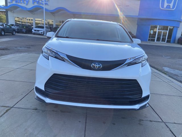 Used 2023 Toyota Sienna LE FWD image 3