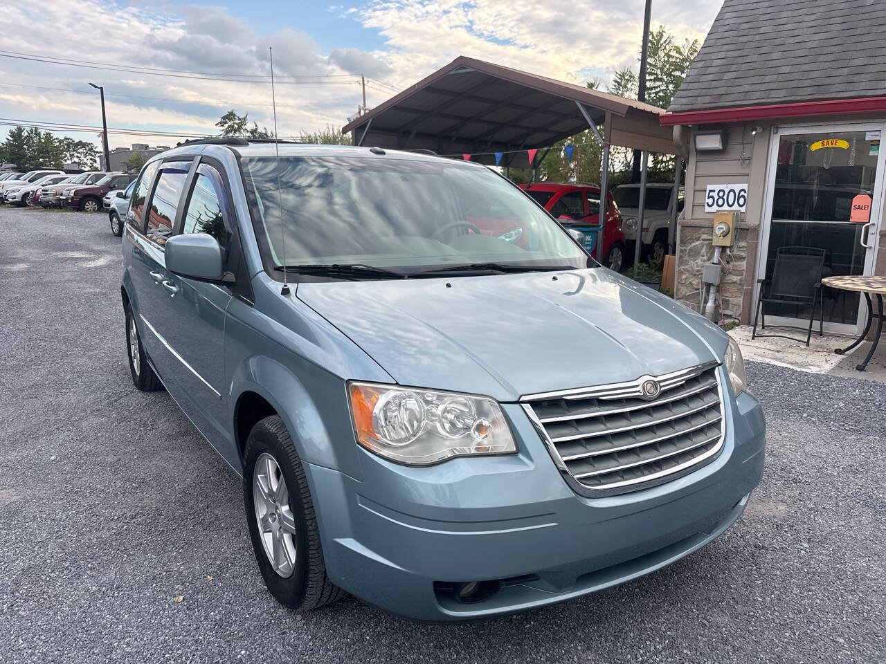 Used 2010 Chrysler Town & Country Touring w/ Entertainment Group #2 FWD image 3