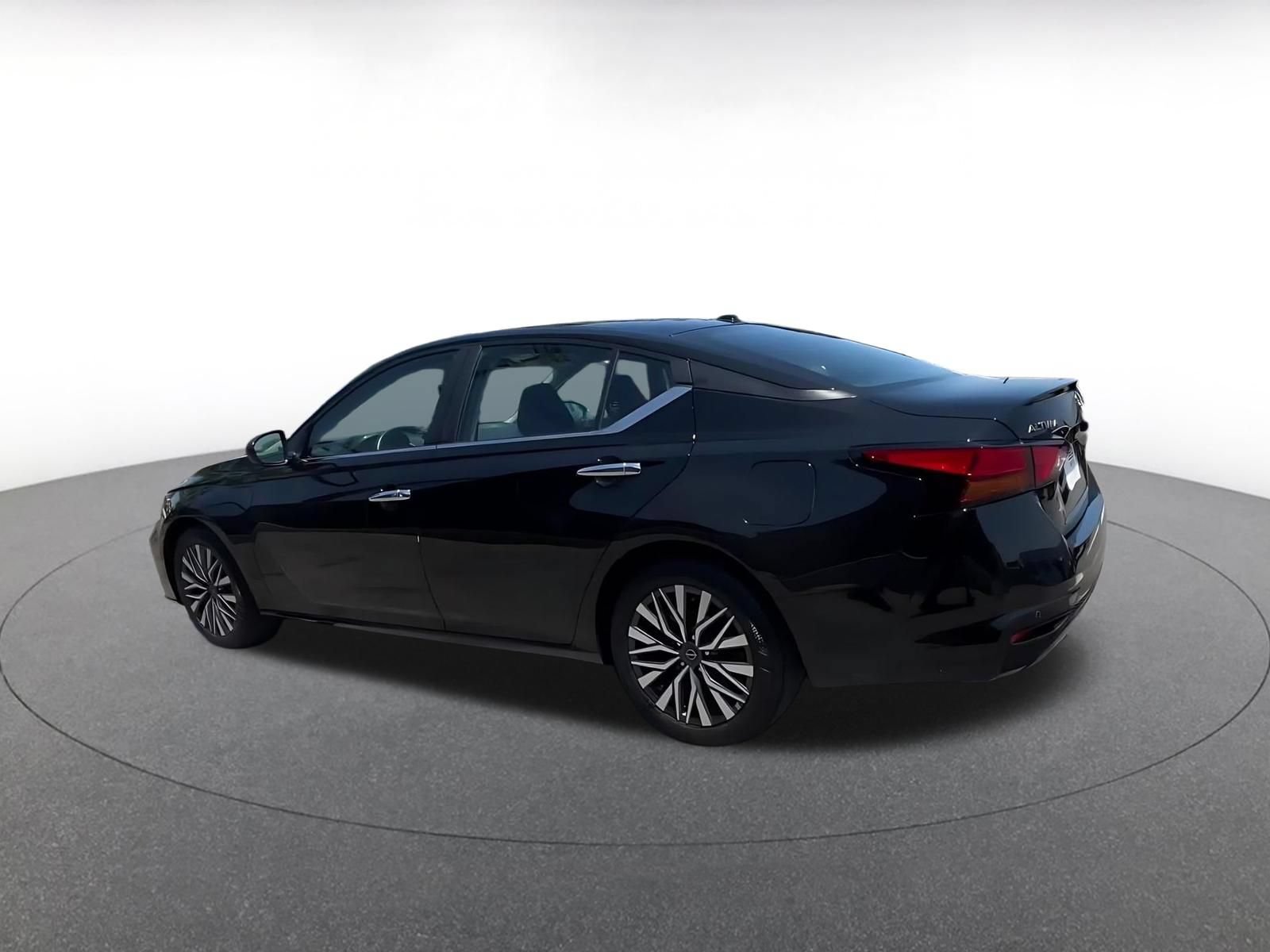 Used 2025 Nissan Altima 2.5 SV FWD image 10