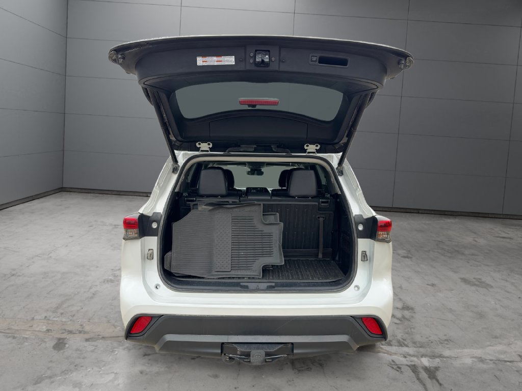 Used 2022 Toyota Highlander XLE AWD/4WD image 19