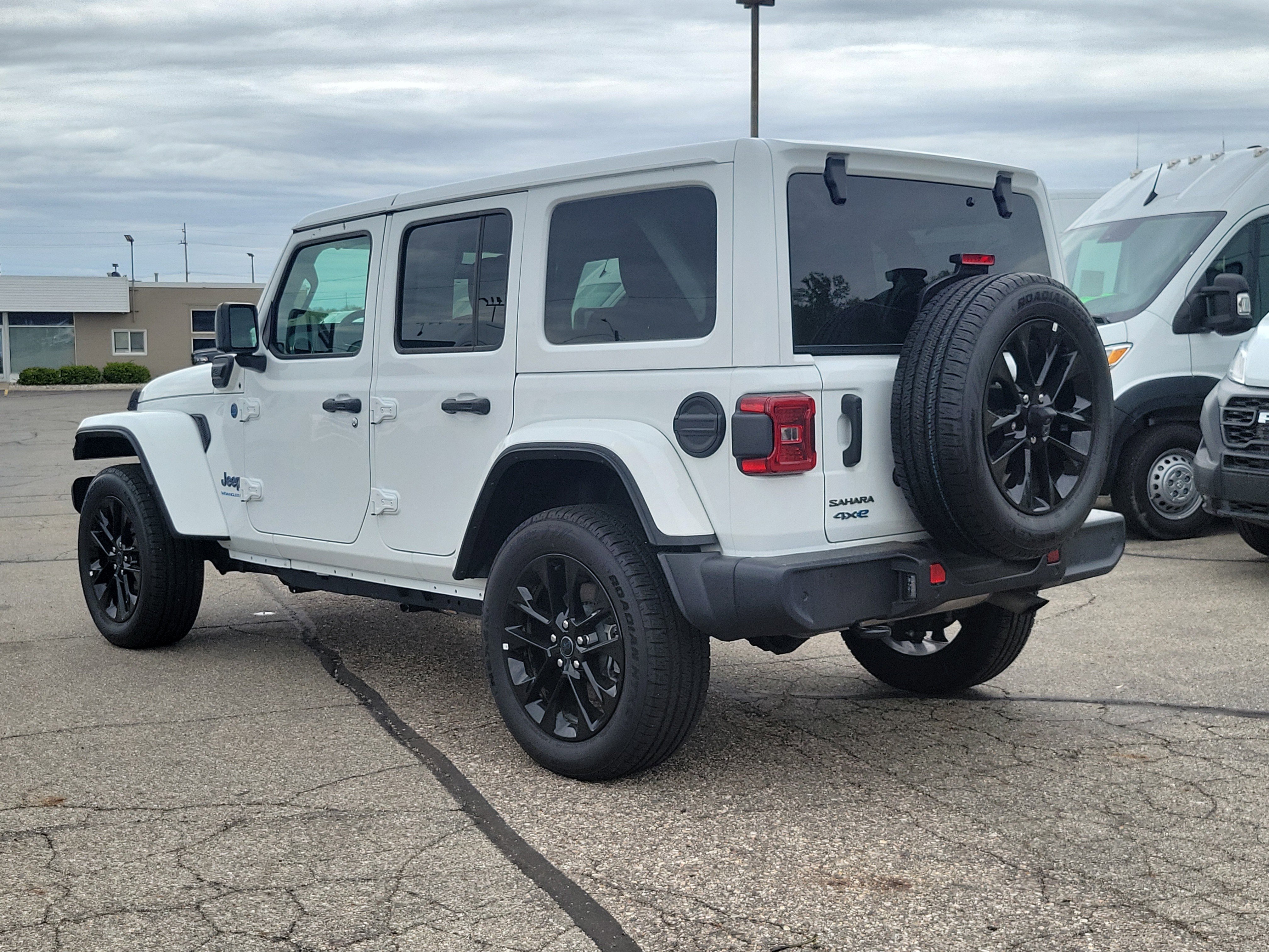 Used 2025 Jeep Wrangler Unlimited Sahara w/ Safety Group AWD/4WD image 3