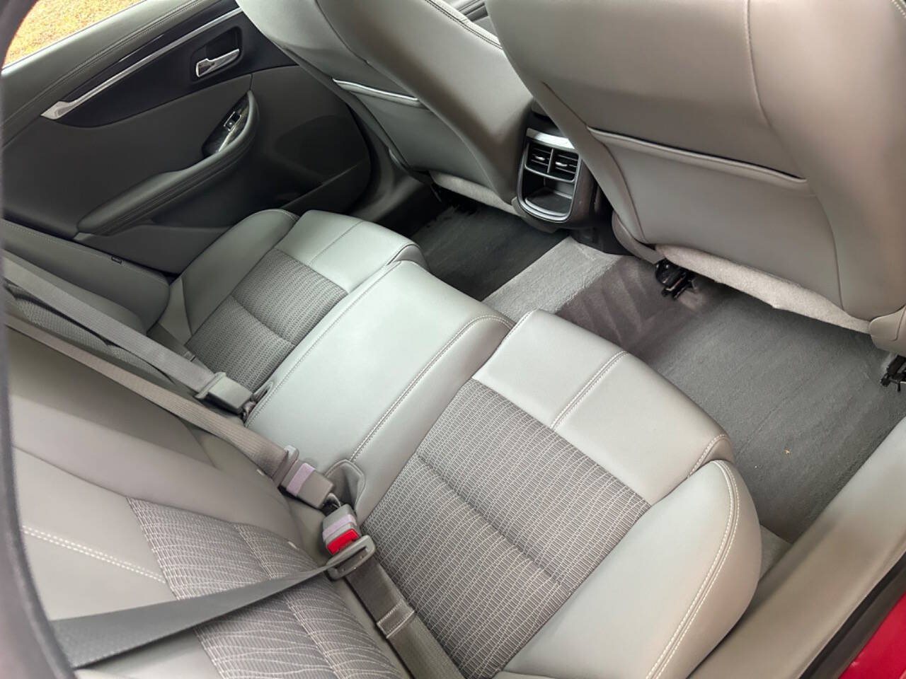 Used 2014 Chevrolet Impala LT w/ Convenience Package FWD image 11