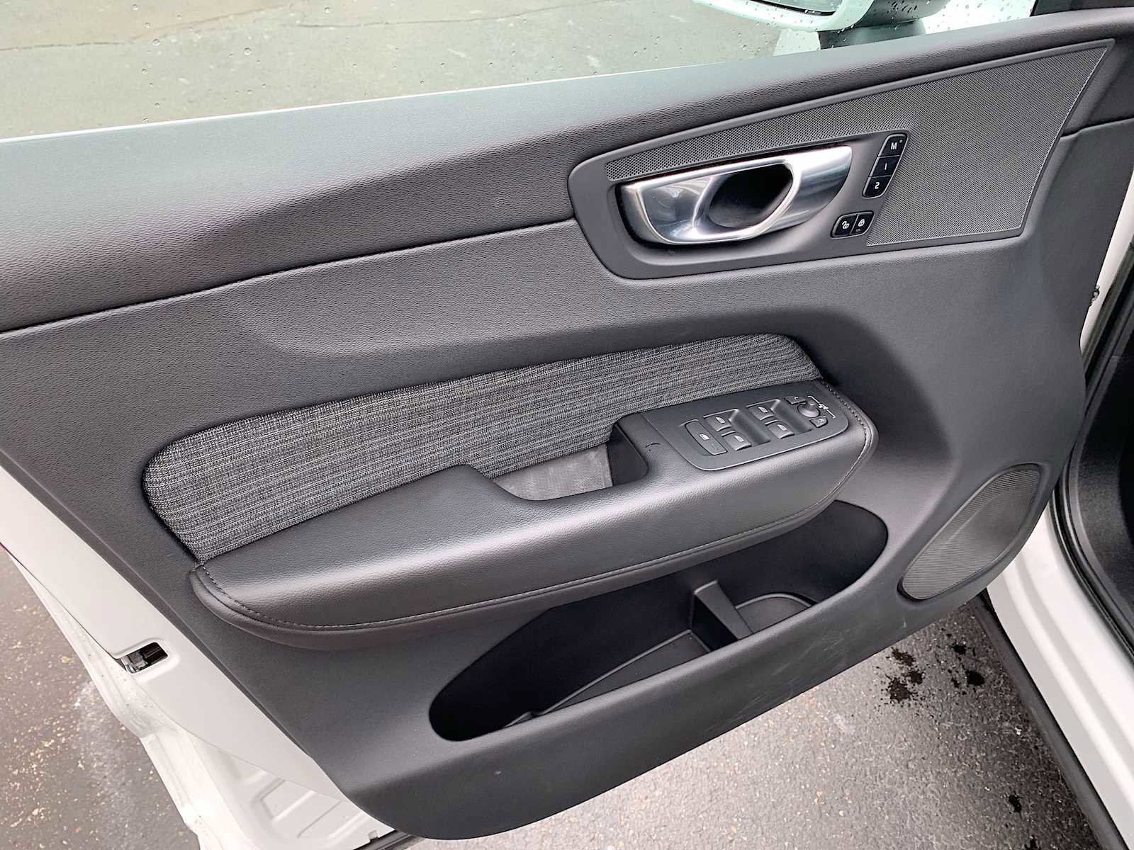 Used 2023 Volvo XC60 B5 Core image 22