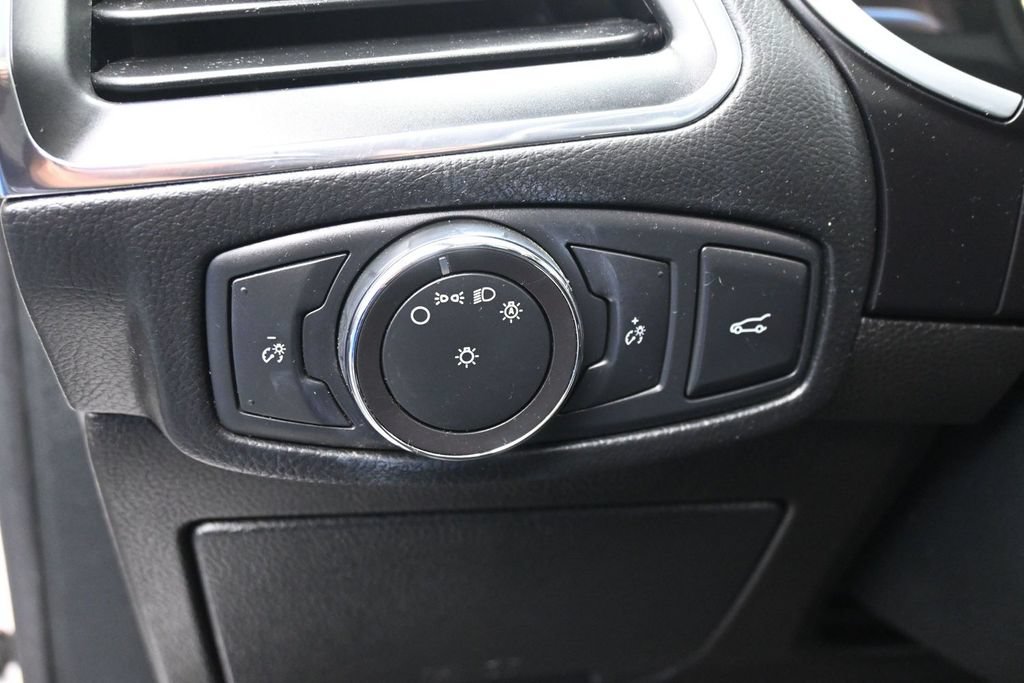 Used 2018 Ford Edge Titanium w/ Equipment Group 302A AWD/4WD image 11
