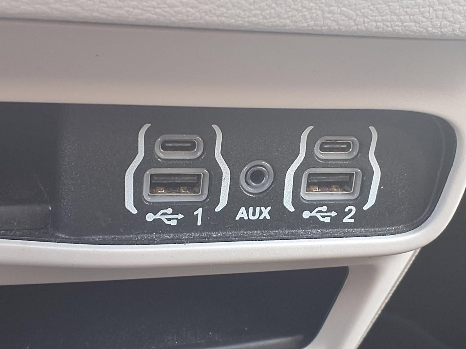 Used 2023 Chrysler Voyager LX FWD image 11