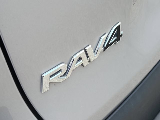 Used 2022 Toyota RAV4 LE FWD image 12