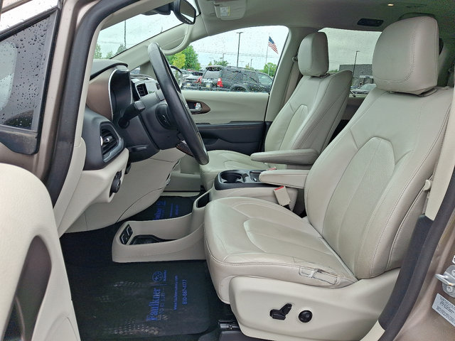 Used 2017 Chrysler Pacifica Touring-L Plus w/ Advanced Safetytec Group FWD image 16