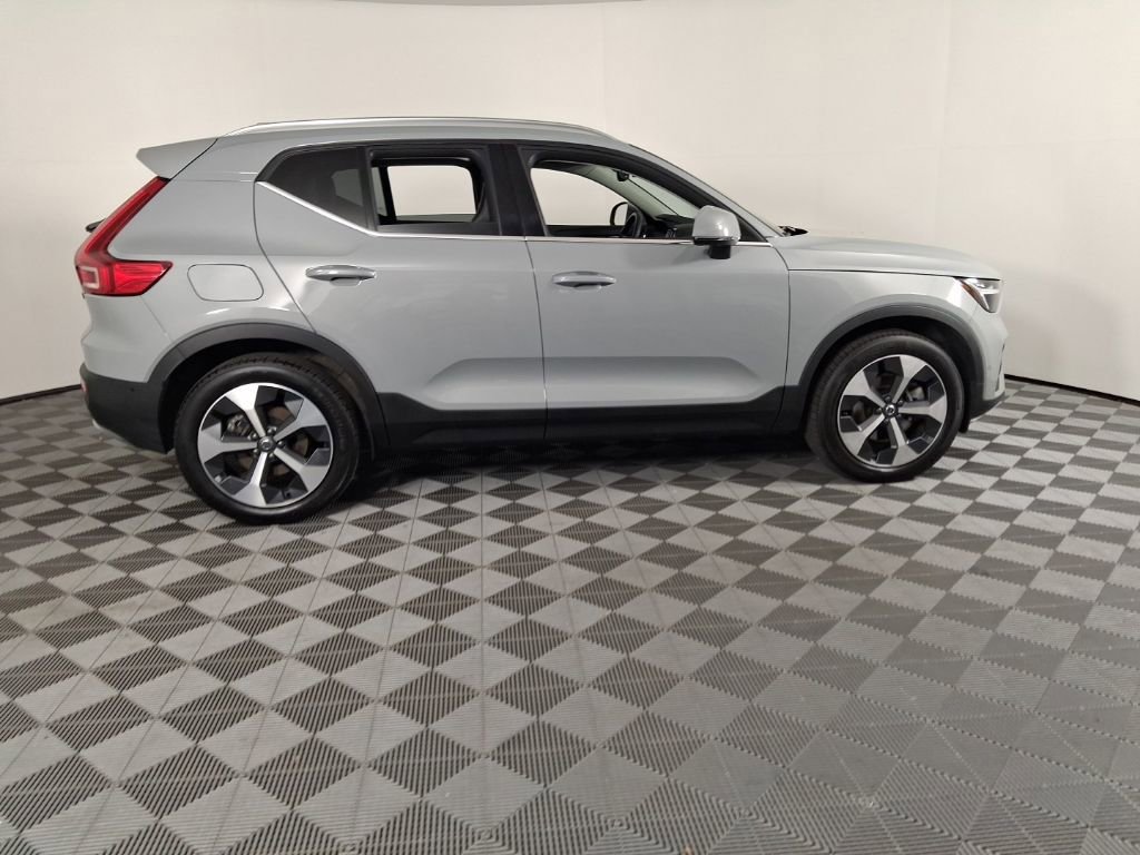 Certified 2025 Volvo XC40 B5 Plus AWD/4WD image 3