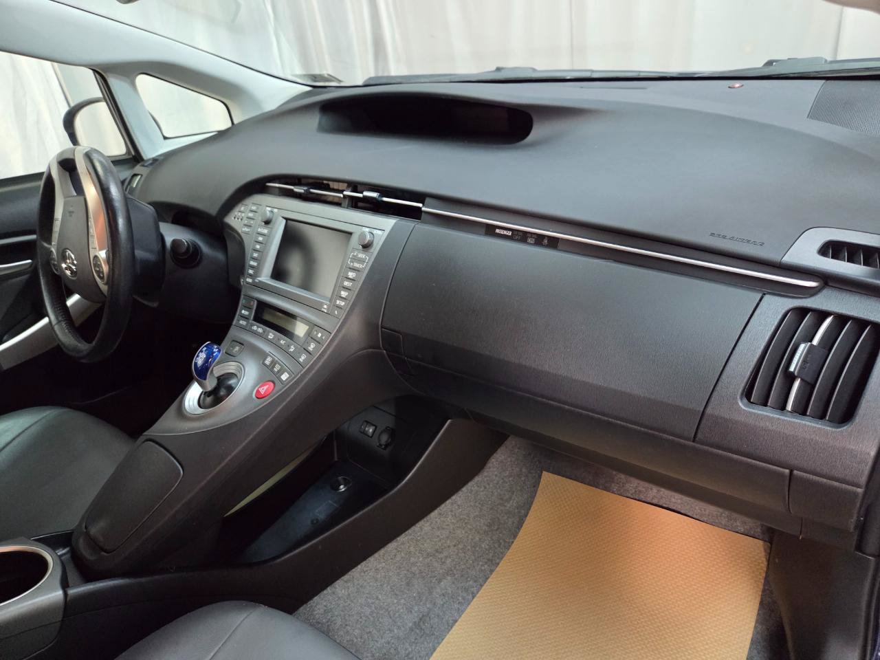 Used 2015 Toyota Prius Five w/ Advanced Technology Package FWD image 18