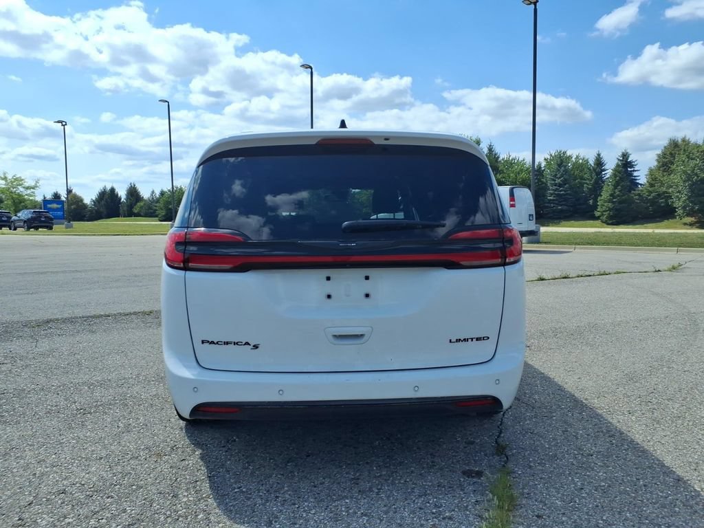 Used 2025 Chrysler Pacifica Limited FWD image 6