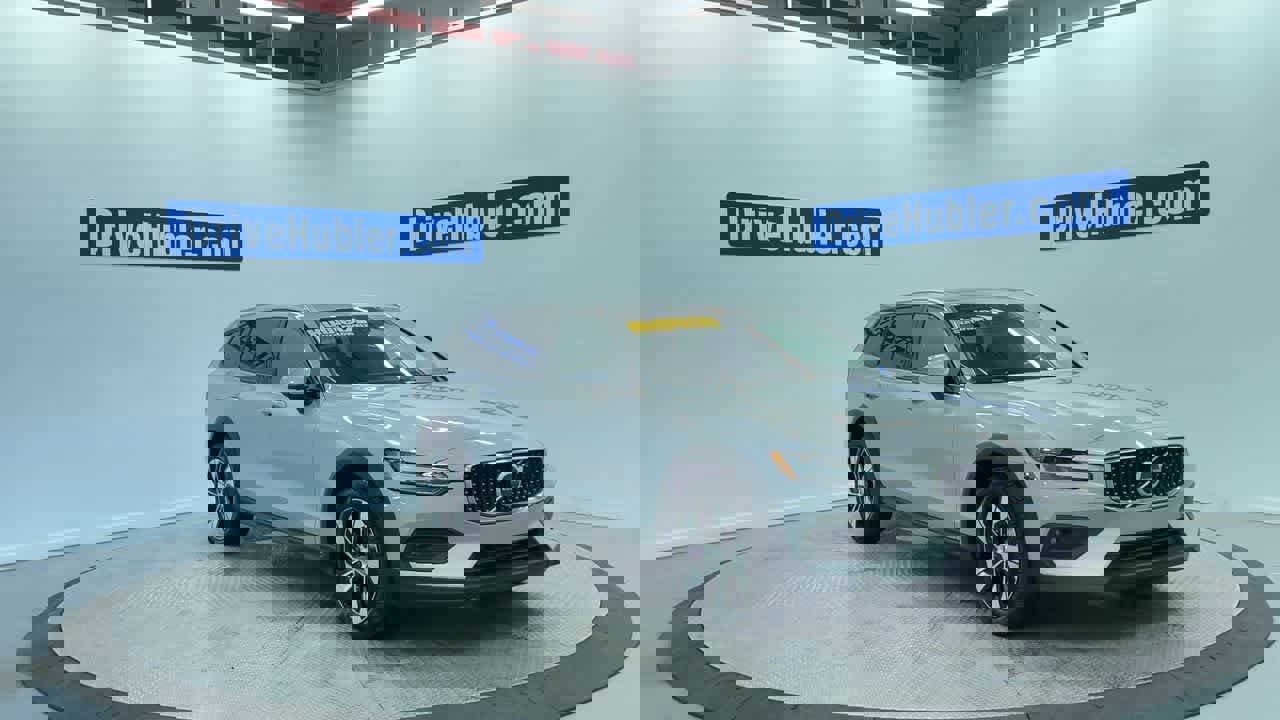 Used 2025 Volvo V60 B5 Cross Country Plus image 2