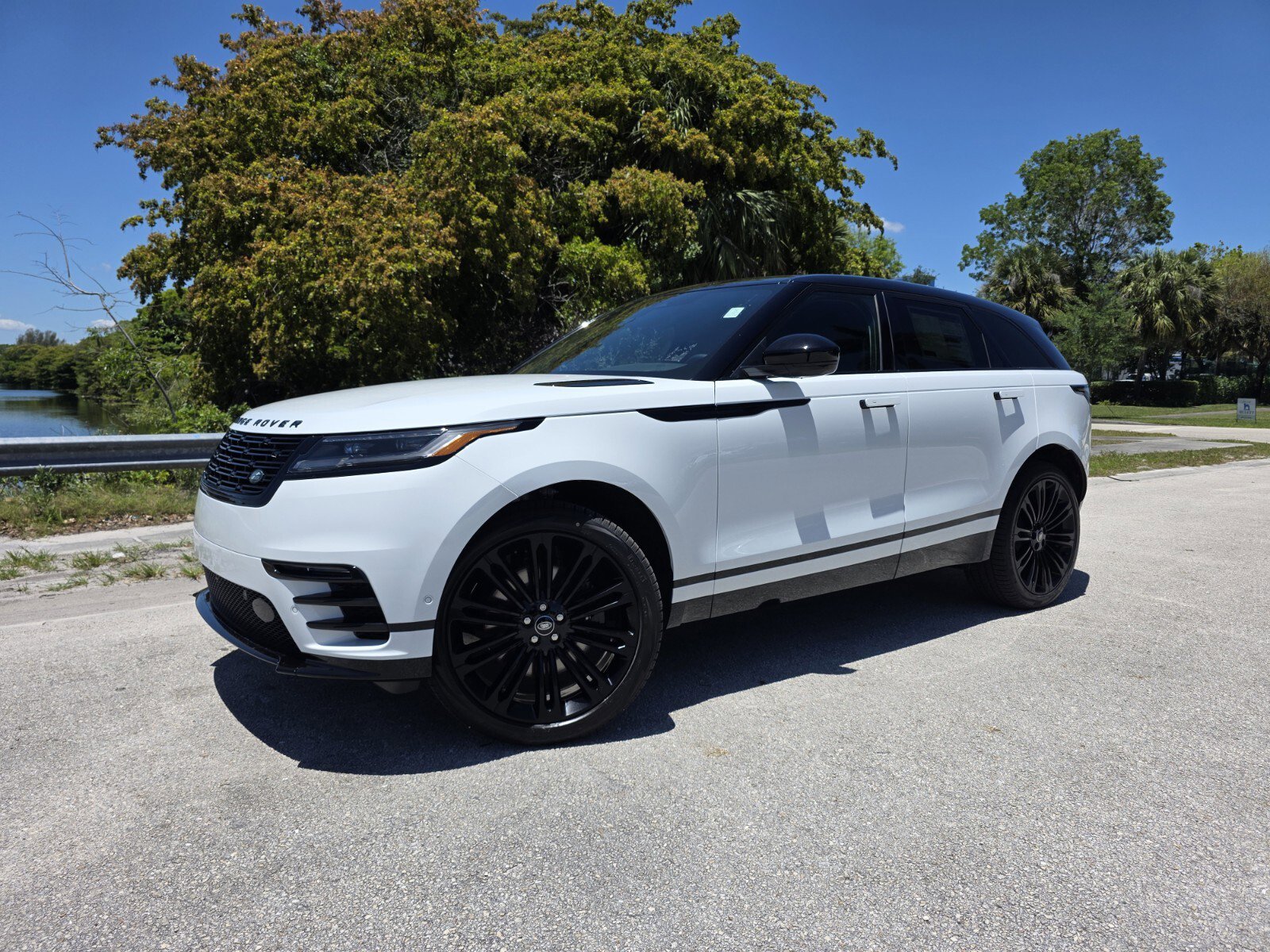 New 2026 Land Rover Range Rover Velar Dynamic SE AWD/4WD image 1
