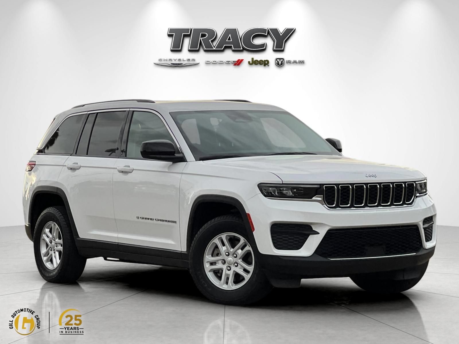 Used 2023 Jeep Grand Cherokee Laredo AWD/4WD image 1