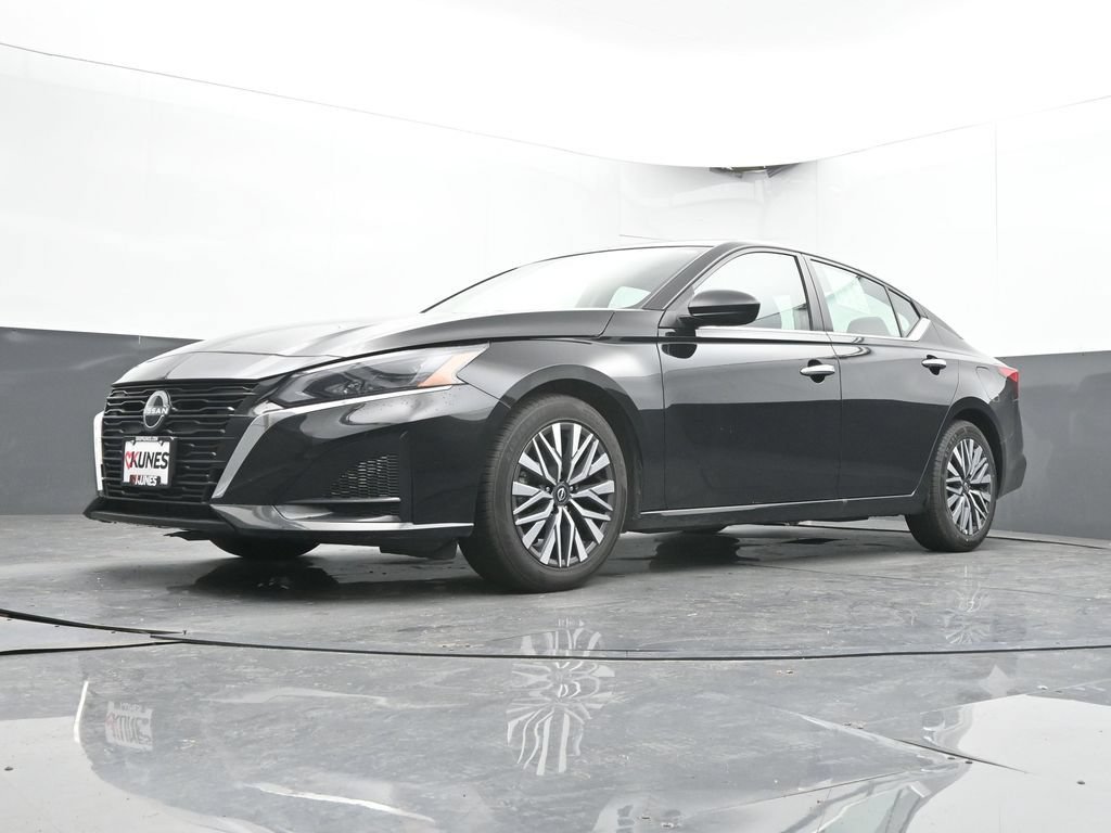 Used 2025 Nissan Altima 2.5 SV FWD image 46