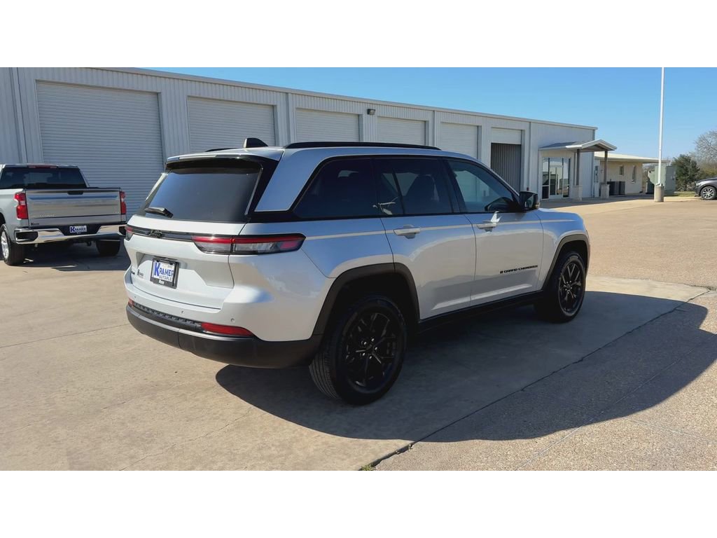 Used 2024 Jeep Grand Cherokee Altitude AWD/4WD image 8